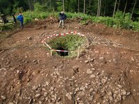 	Leider war der freigelegte Bereich des Pingenfeldes um den Schacht herum weitestgehend frei von Funden.