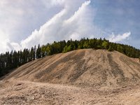 Blick auf die mächtigen Bergbauhalden des Kupferbergbaus von Lubietova-Podlipa. Das Revier wurde Jahrhunderte lang massiv ausgebeutet und erlebte zur Zeit der Fugger im 15. und 16. Jh. als freie Bergstadt ihre Blüte