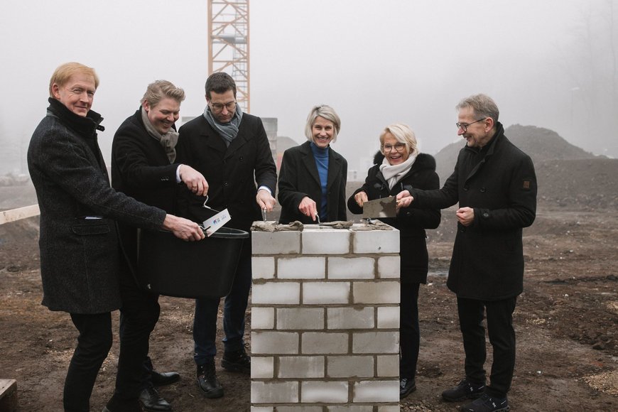 6 Personen bei Grundsteinlegung