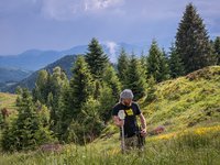 Das Bild zeigt Prospektionsarbeiten mit einem Protonen-Präzessions-Magnetometer.