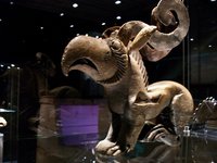 Durch die Permafrost-Bedingungen sind organische Funde, wie z. B. aufwändig geschnitzte Holzobjekte, hervorragend konserviert.