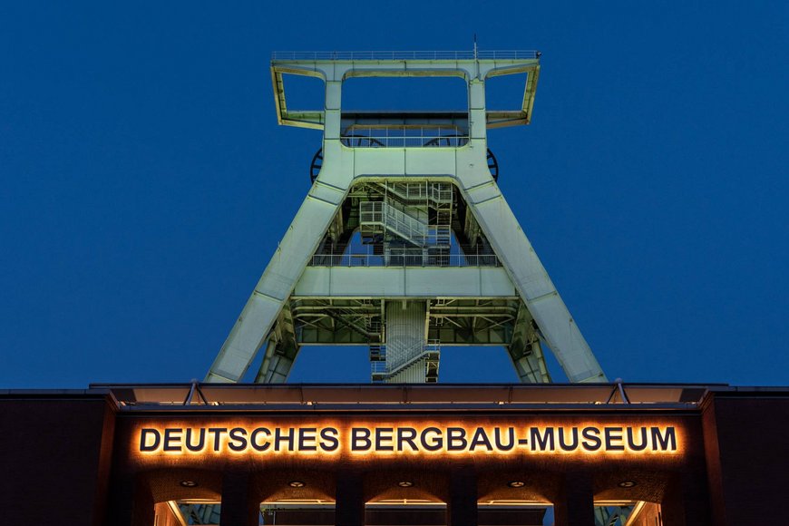 Frontansicht auf das Deutsche Bergbau-Museum Bochum bei Dämmerung