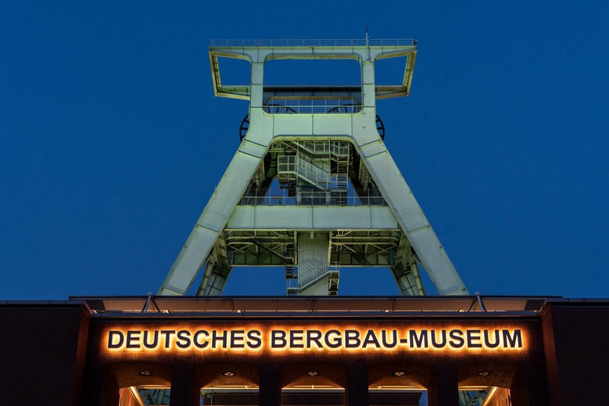 Frontansicht auf das Deutsche Bergbau-Museum Bochum bei Dämmerung