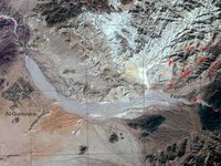 : Das Satellitenbild (Ikonos-Satellit Daten) zeigt die archäometallurgischen und archäologischen Kartierungen im Montanrevier von Faynan.