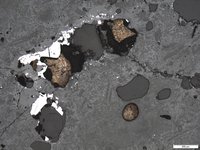 Das Bild zeigt eine Mikroskopaufnahme einer Schlacke vom Fundplatz Gumnishtë/Zlatno Gumno.
