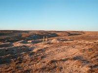 Der bronzezeitliche Zinnbergbau befindet sich in einer flach hügeligen Steppenlandschaft. Hier beißen die Quarzgänge, in denen das Zinn in Form von Kassiterit enthalten ist, Übertage aus, weshalb das Zinn von der Oberfläche aus abgebaut worden sind.