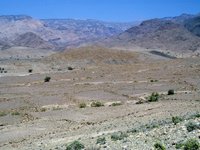 Das Foto zeigt den Blick auf den byzantinischen Siedlungshügel von Faynan mit den umliegenden Feldsystemen im Wadi Faynan.