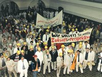 Protestierende Bergleute in der Lohnhalle des Bergwerks Friedrich Heinrich/Rheinland, Kamp-Lintfort, im März 1997