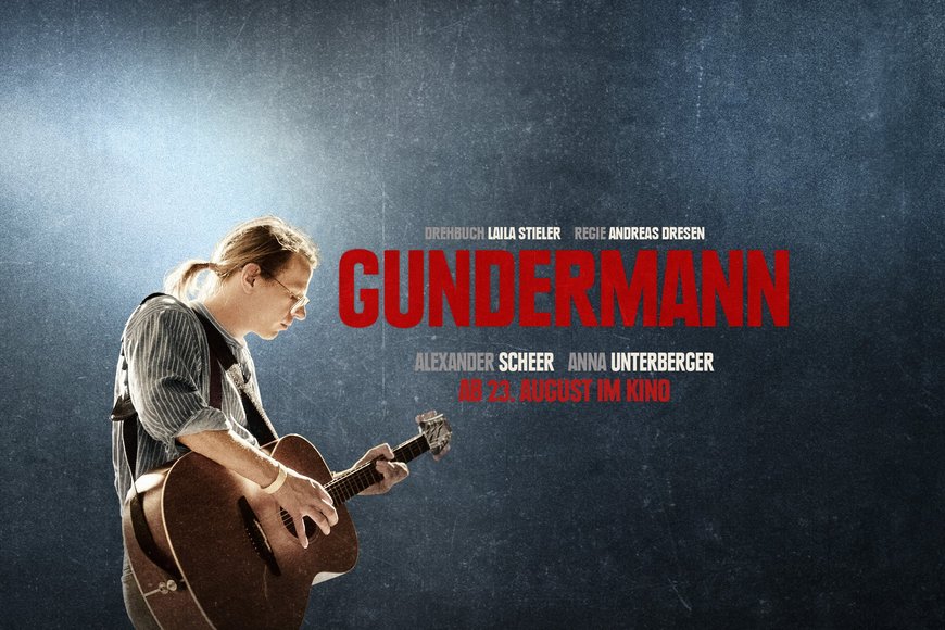 Filmplakat zum Film Gundermann, Gundermann spielt Gitarre, daneben stehen Angaben zum Film.