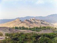 Blick von Veshnaveh in Richtung Qaleh Dez, einem Bergrücken mit Siedlungsresten.