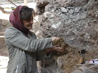 Verprobung einer mächtigen Strohschicht in der sassanidischen Abbauhalle durch Nicole Boenke