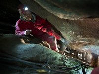 Abstieg der Archäologen in den Tiefbau durch die Felsschichten.