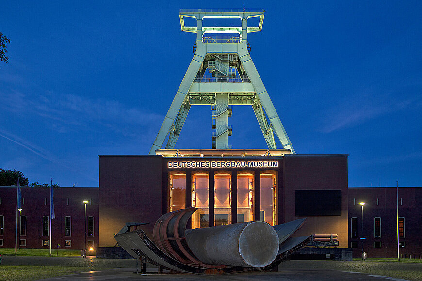 Außenansicht Deutsches Bergbau-Museum Bochum in der Dämmerung.