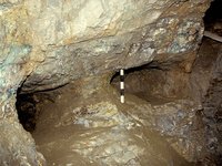 Auch Untertage konnte ein bronzezeitlicher Bergbau angetroffen werden, der durch einen sowjetischen Prospektionsstollen frei gesprengt worden war. Dieser ist wesentlich komplexer und größer als der oberflächennahe Bergbau und datiert ins 2. Jt. v. Chr.