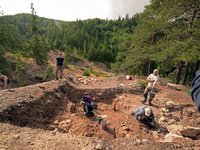 Da bislang nur Funde wie Keramik und Steinschlägel sowie Unterleg- und Reibsteine gefunden worden sind, jedoch keine bronzezeitliche Grube, fanden Ausgrabungen statt, um diese zu finden 