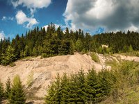 In Špania-Dolina bei Piesky (dt. Sandberg) konnte bereits in den 1960er Jahren durch Ausgrabungen ein bronzezeitlicher Bergbau nachgewiesen werden. Auch archäometallurgische Untersuchungen legen Piesky als Kupferlieferant in der Bronzezeit nahe. Blick auf eine Halde auf der die meisten Steinschlägel gefunden worden sind