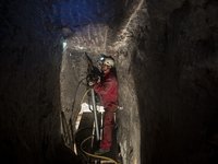 : Auf diesem Bild sehen Sie, dass Archäologen unter Tage auch zu schwerem Gerät greifen müssen – hier wird mit einem Presslufthammer gearbeitet.