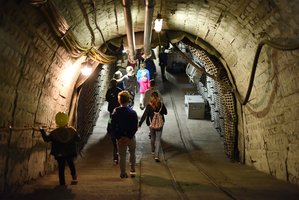 Kinder während einer Führung im Anschauungsbergwerk