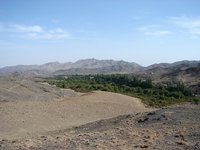 Die grüne Oase Veshnaveh zieht sich wie ein grüner Faden durch die karge Berglandschaft. Sie liegt ca. 50 Kilometer südlich von Ghom.