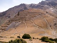 Blick auf die Zinn-/Kupferlagerstätte von Mušiston in Tadjikistan im Hochgebirge auf 3000 m Höhe. Die bronzezeitlichen Gruben wurden im Zuge von Prospektionsarbeiten sowjetischer Geologen und dem Anlegen von Zufahrtsstraßen im Hang entdeckt.