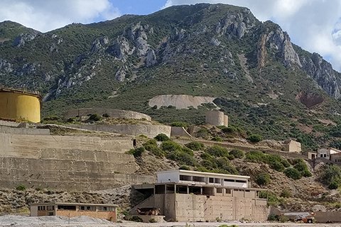 Aufgelassenes Bergwerk mit Halden in Ingurtosu (Sardinien, Italien)