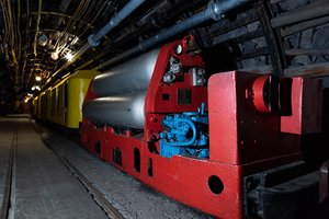 Ansicht einer Druckluftlokomotive im Anschauungsbergwerk