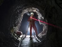 Vermessungsarbeiten mit Tachymeter im Arthurstollen.