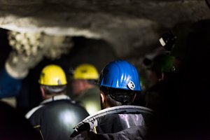 Männer mit Helm im Anschauungsbergwerk