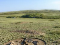 Das bronzezeitliches Gräberfeld von Askaraly mit Blick auf die umgebende grüne Graslandsteppe