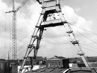 Aufbau des Fördergerüsts der Zeche Germania über dem Bergbau-Museum, 1973