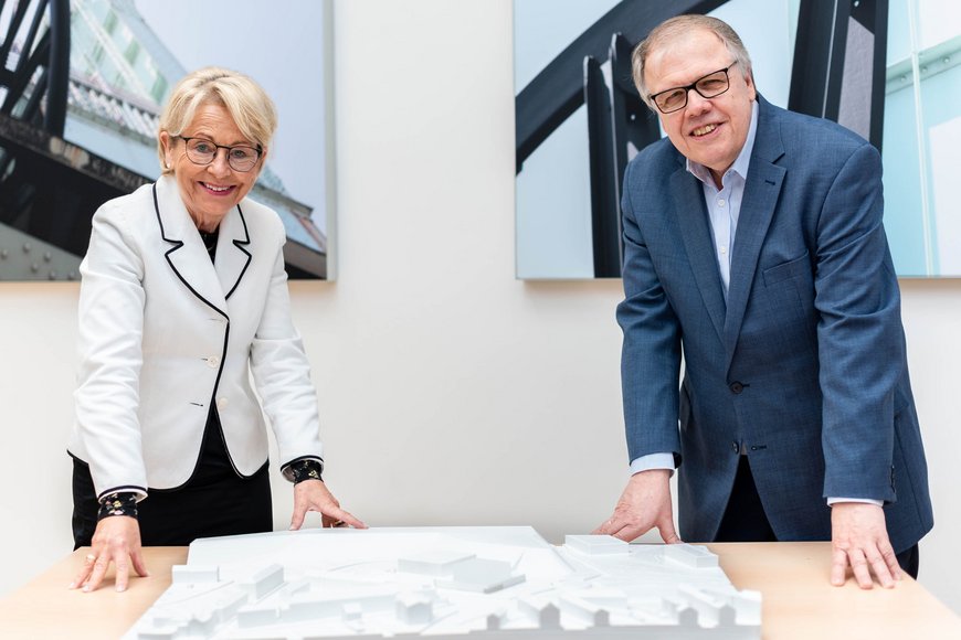 Bärbel Bergerhoff-Wodopia, Mitglied des Vorstandes der RAG-Stiftung und Vorsitzende des Kuratoriums des Deutschen Bergbau-Museums Bochum, und Direktor Prof. Stefan Brüggerhoff betrachten das Modell für den Neubau der Carpus + Partner AG.