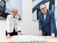 Bärbel Bergerhoff-Wodopia, Mitglied des Vorstandes der RAG-Stiftung und Vorsitzende des Kuratoriums des Deutschen Bergbau-Museums Bochum, und Direktor Prof. Stefan Brüggerhoff betrachten das Modell für den Neubau der Carpus + Partner AG.