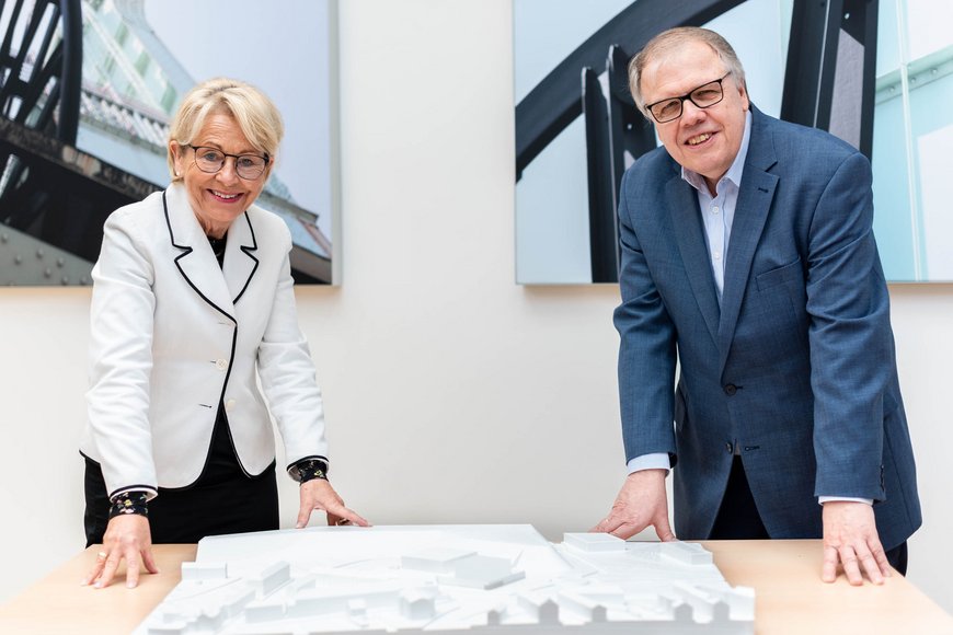 Bärbel Bergerhoff-Wodopia, Mitglied des Vorstandes der RAG-Stiftung und Vorsitzende des Kuratoriums des Deutschen Bergbau-Museums Bochum, und Direktor Prof. Stefan Brüggerhoff betrachten das Modell für den Neubau der Carpus + Partner AG.